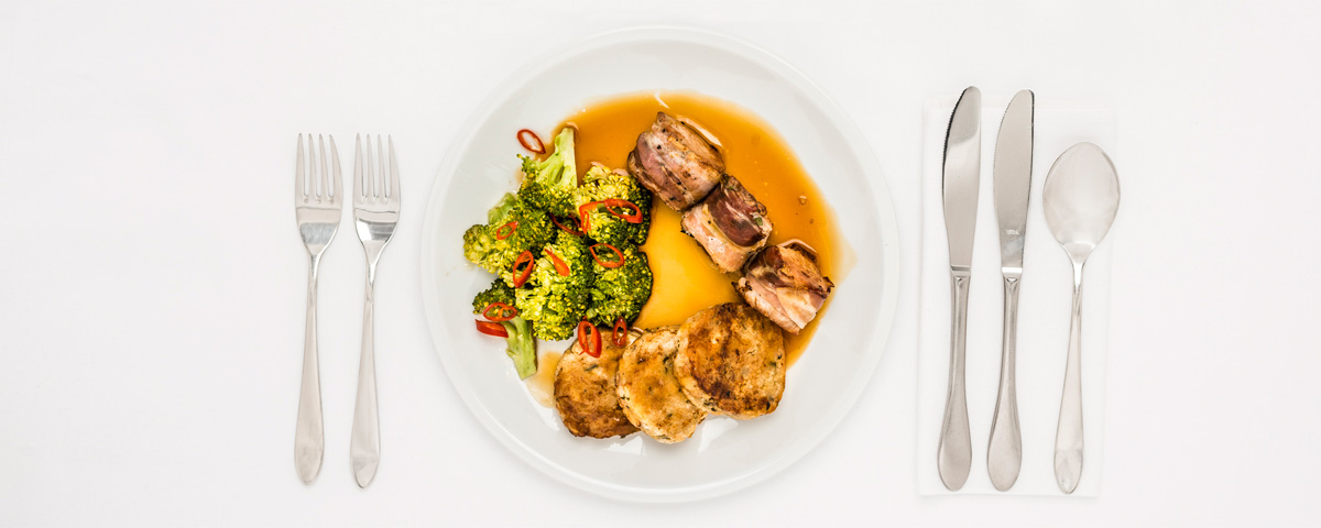 Schweinefilet im Speckmantel, Serviettenknödel und Broccoli